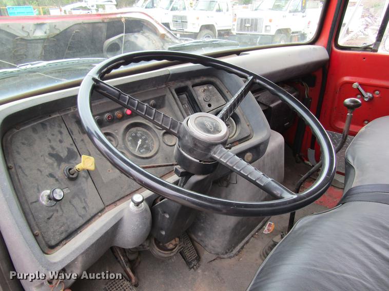 image for item DC4250 1985 Ford 8000 box truck