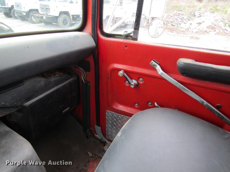image for item DC4250 1985 Ford 8000 box truck