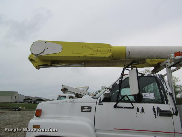 image for item DC4251 2000 Chevrolet C8500 bucket truck