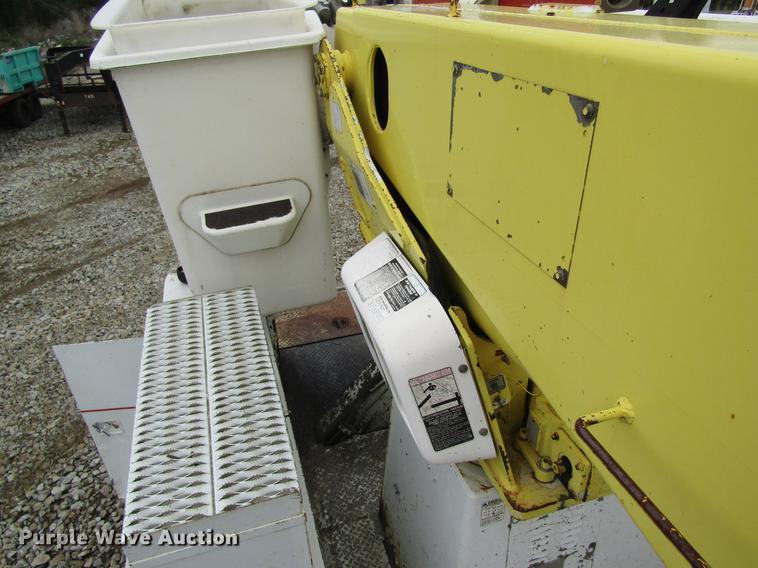 image for item DC4251 2000 Chevrolet C8500 bucket truck