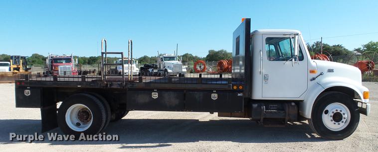 image for item DC5551 1998 International 4700 flatbed truck