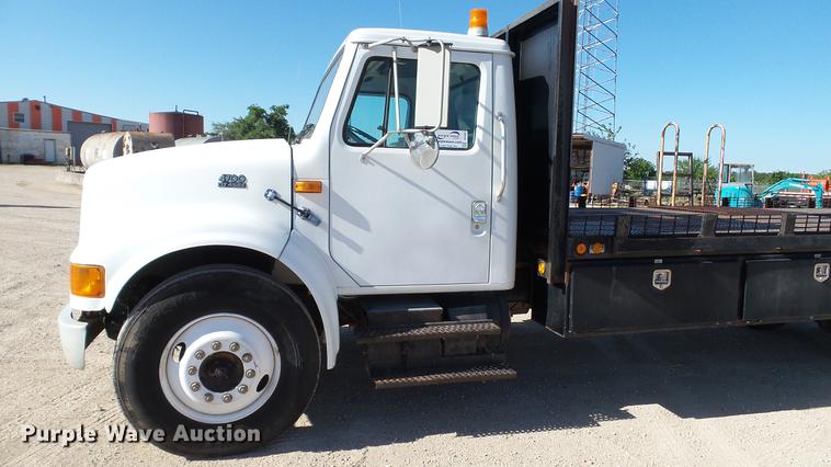 image for item DC5551 1998 International 4700 flatbed truck