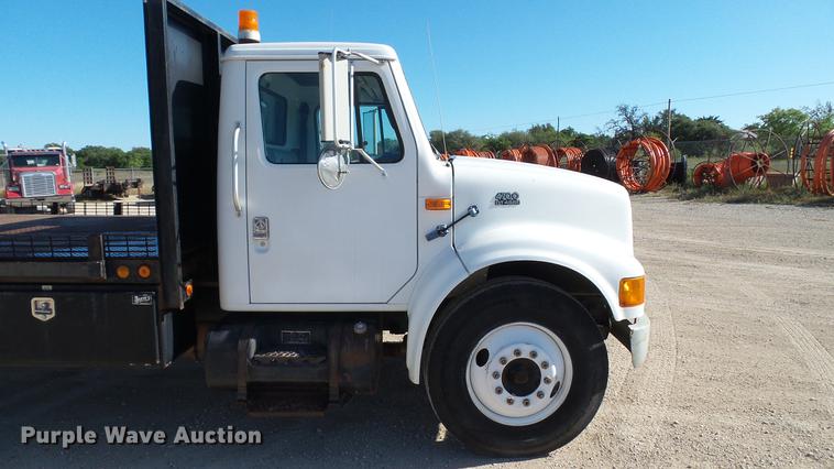 image for item DC5551 1998 International 4700 flatbed truck