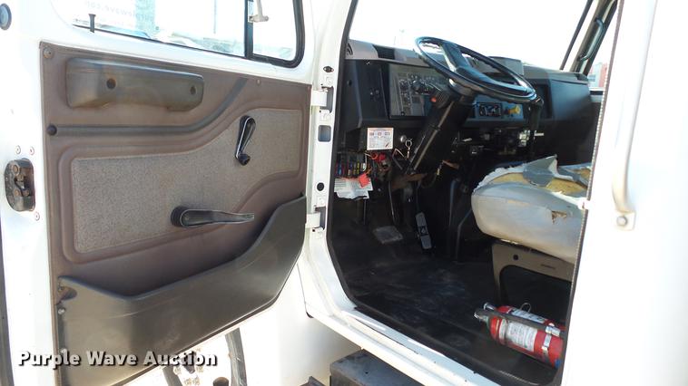 image for item DC5551 1998 International 4700 flatbed truck