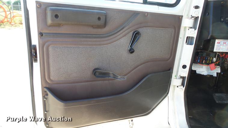 image for item DC5551 1998 International 4700 flatbed truck