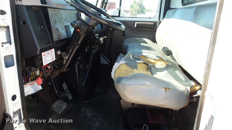 image for item DC5551 1998 International 4700 flatbed truck