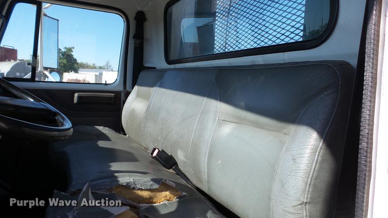 image for item DC5551 1998 International 4700 flatbed truck