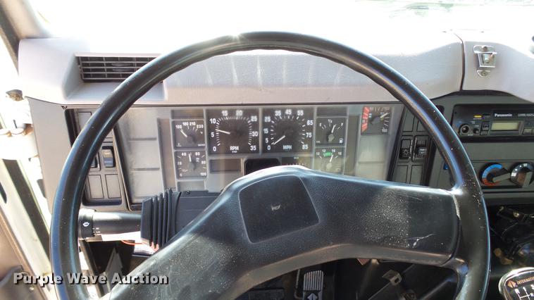 image for item DC5551 1998 International 4700 flatbed truck