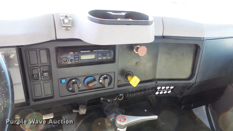 image for item DC5551 1998 International 4700 flatbed truck