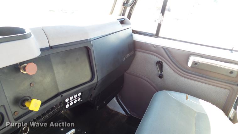 image for item DC5551 1998 International 4700 flatbed truck