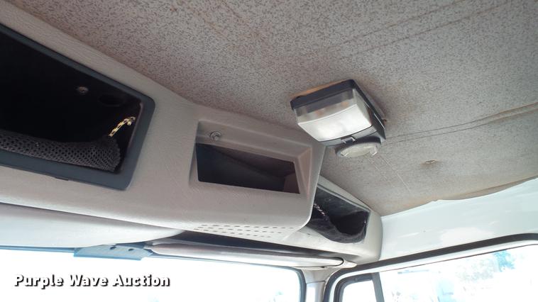 image for item DC5551 1998 International 4700 flatbed truck