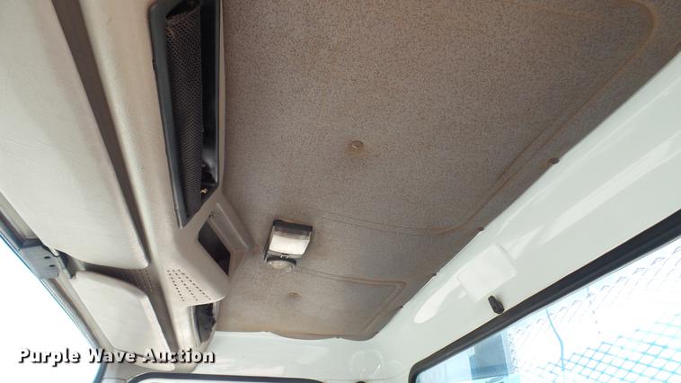 image for item DC5551 1998 International 4700 flatbed truck