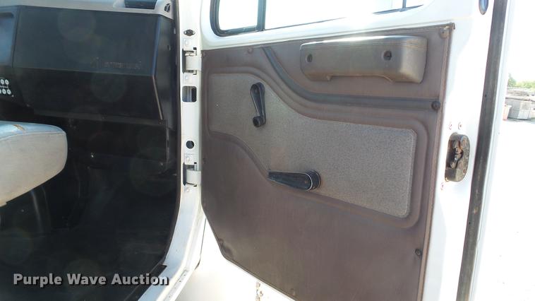 image for item DC5551 1998 International 4700 flatbed truck