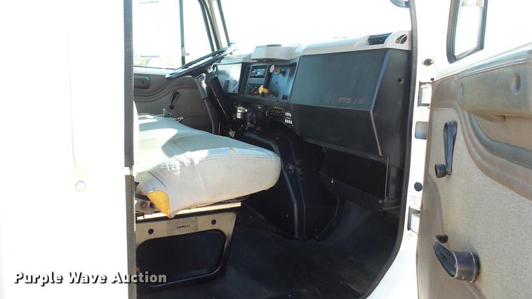 image for item DC5551 1998 International 4700 flatbed truck