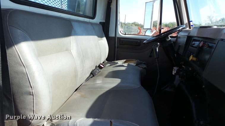 image for item DC5551 1998 International 4700 flatbed truck