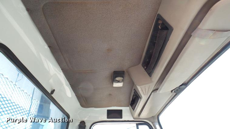 image for item DC5551 1998 International 4700 flatbed truck