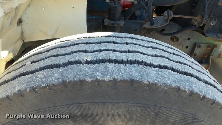 image for item DC5551 1998 International 4700 flatbed truck