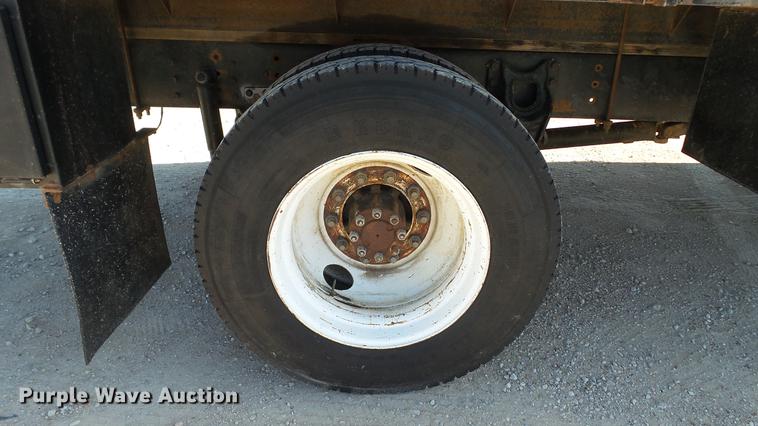 image for item DC5551 1998 International 4700 flatbed truck