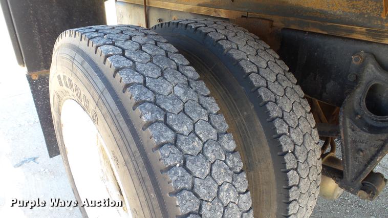 image for item DC5551 1998 International 4700 flatbed truck