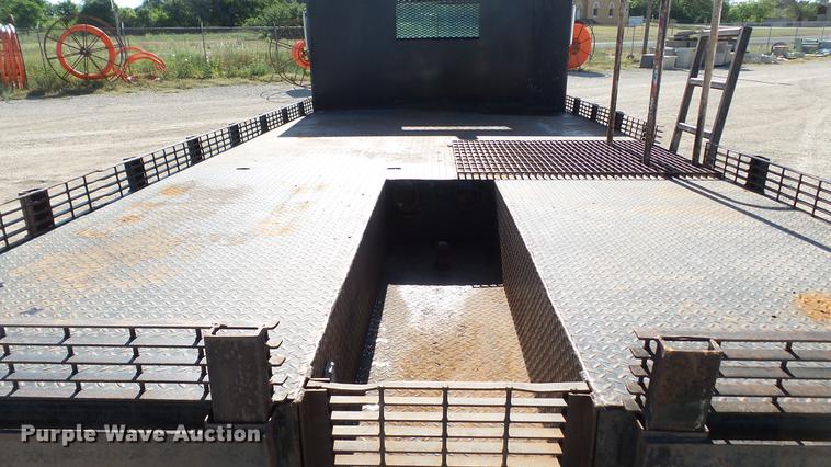 image for item DC5551 1998 International 4700 flatbed truck