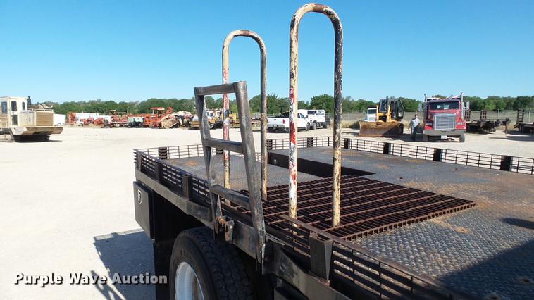 image for item DC5551 1998 International 4700 flatbed truck