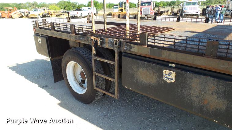 image for item DC5551 1998 International 4700 flatbed truck