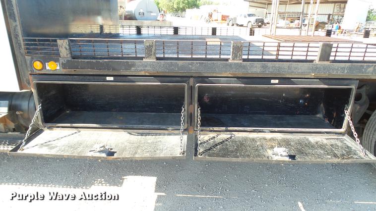 image for item DC5551 1998 International 4700 flatbed truck