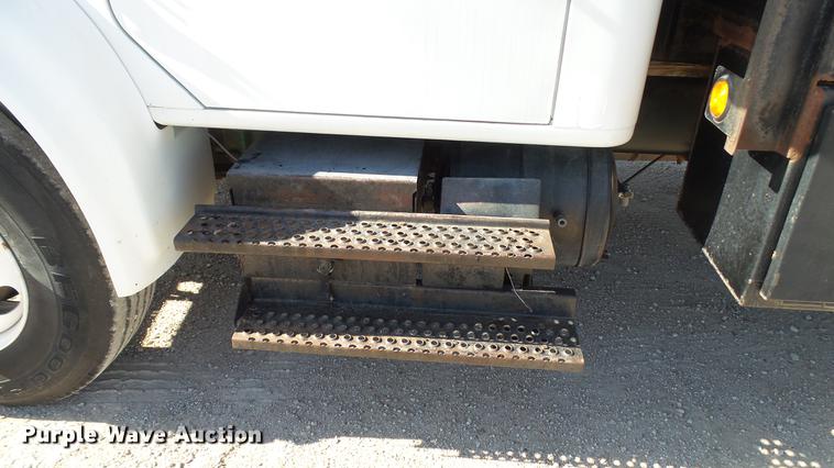 image for item DC5551 1998 International 4700 flatbed truck