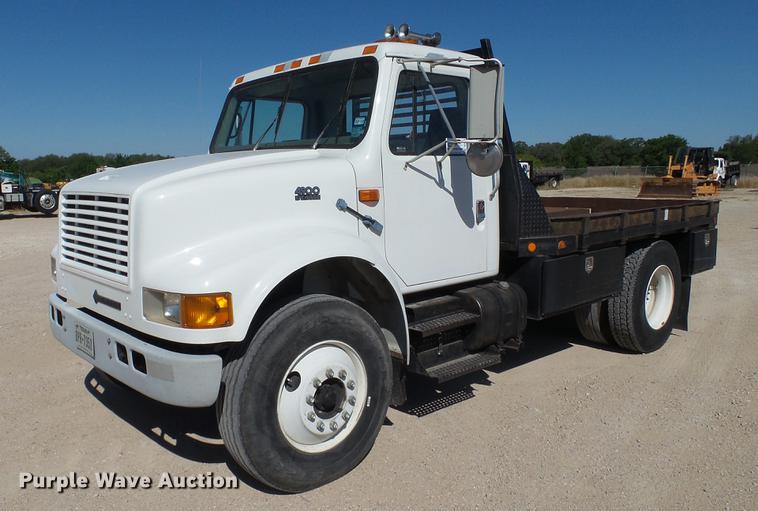 image for item DC5555 2000 International 4900 flatbed truck