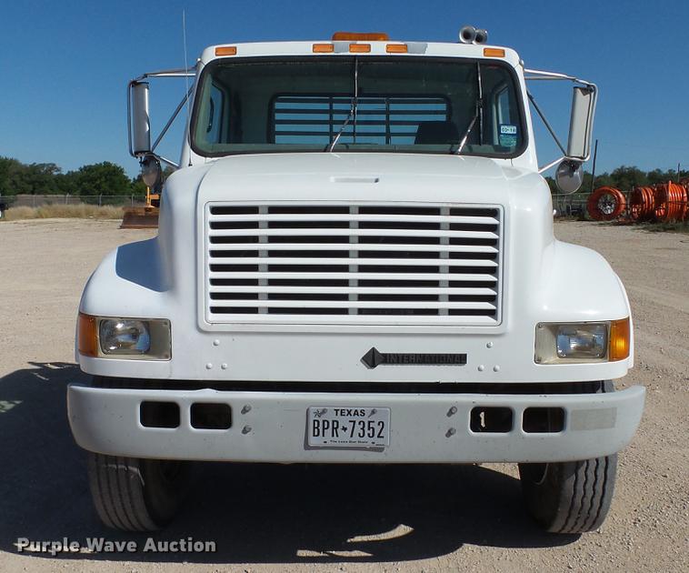 image for item DC5555 2000 International 4900 flatbed truck