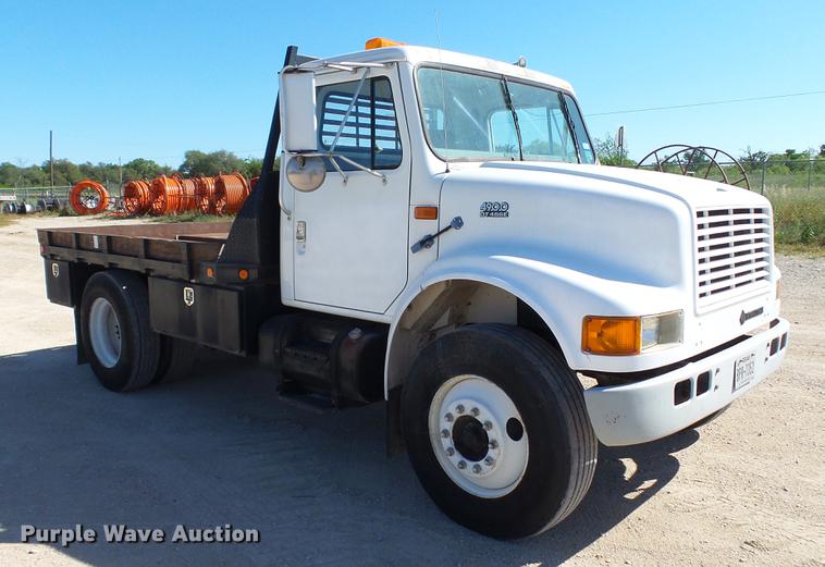 image for item DC5555 2000 International 4900 flatbed truck
