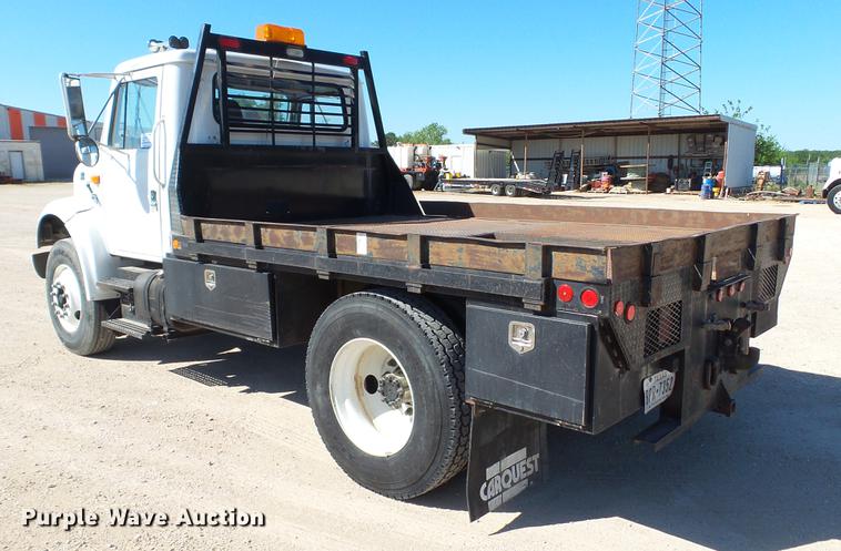 image for item DC5555 2000 International 4900 flatbed truck