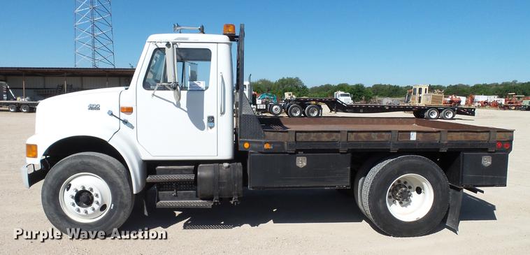 image for item DC5555 2000 International 4900 flatbed truck