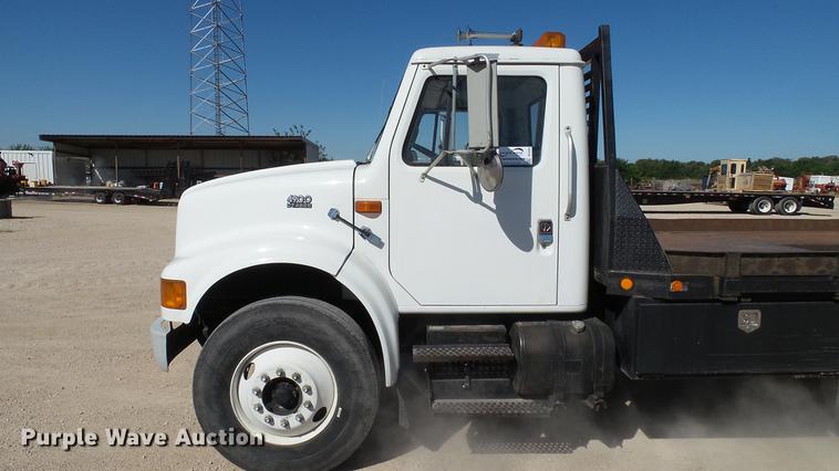 image for item DC5555 2000 International 4900 flatbed truck