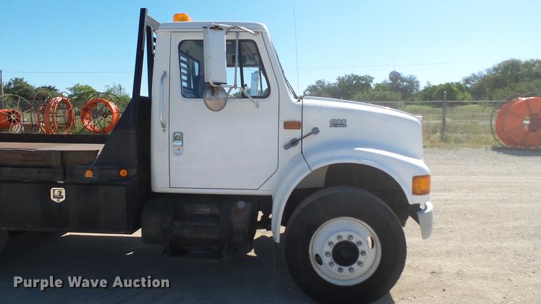 image for item DC5555 2000 International 4900 flatbed truck