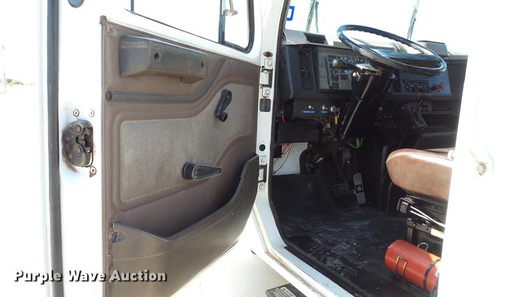 image for item DC5555 2000 International 4900 flatbed truck