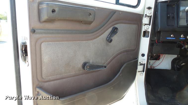 image for item DC5555 2000 International 4900 flatbed truck