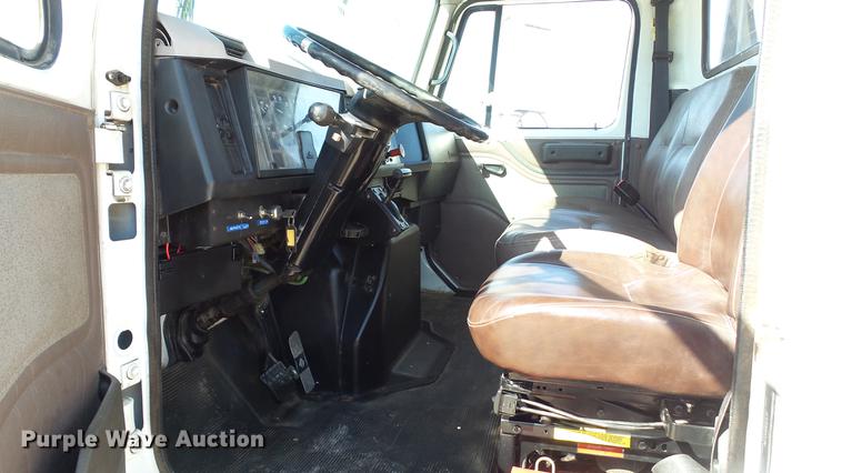 image for item DC5555 2000 International 4900 flatbed truck