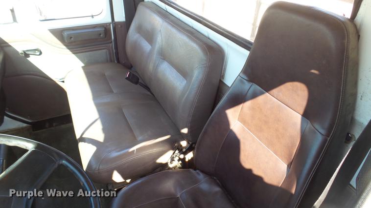 image for item DC5555 2000 International 4900 flatbed truck