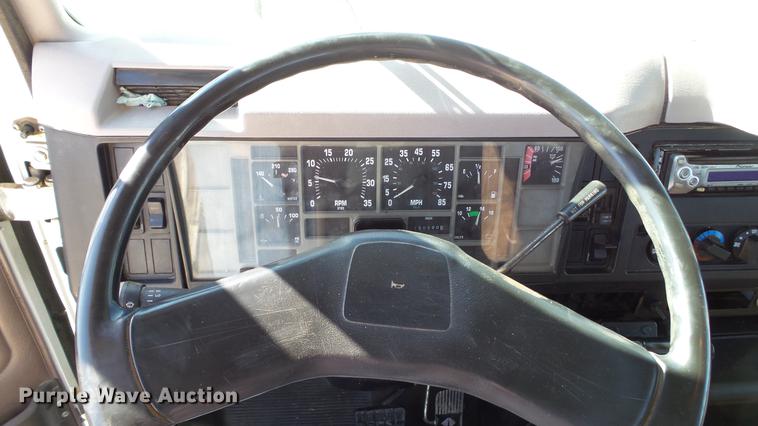 image for item DC5555 2000 International 4900 flatbed truck