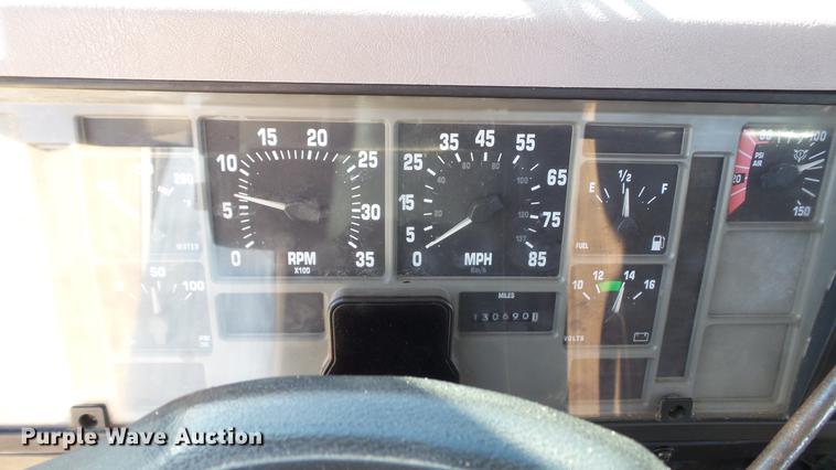 image for item DC5555 2000 International 4900 flatbed truck