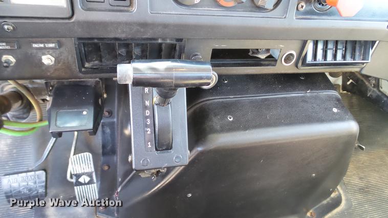 image for item DC5555 2000 International 4900 flatbed truck