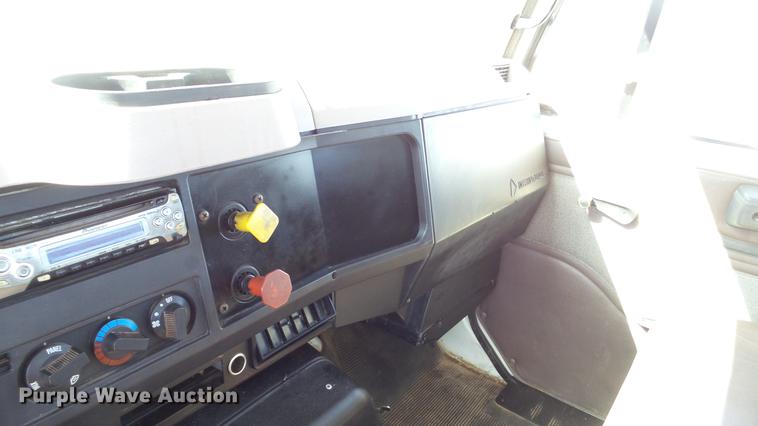 image for item DC5555 2000 International 4900 flatbed truck