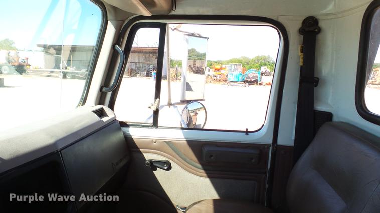 image for item DC5555 2000 International 4900 flatbed truck