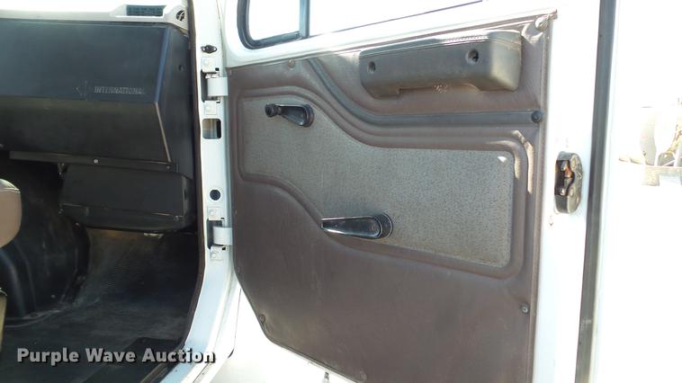 image for item DC5555 2000 International 4900 flatbed truck