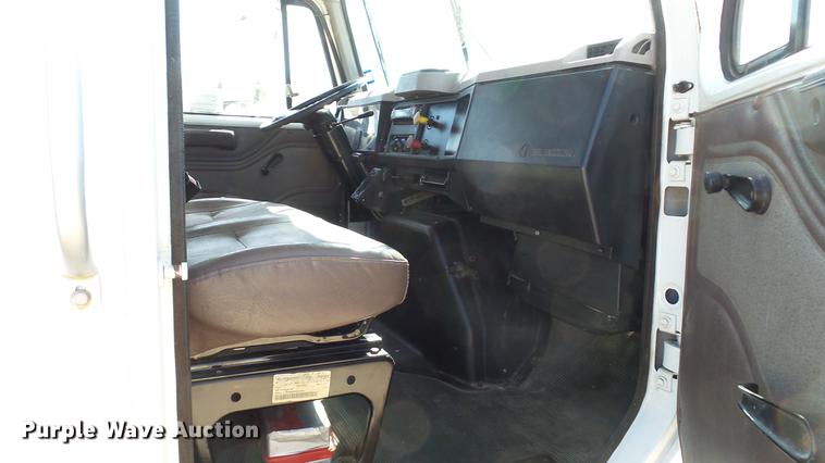 image for item DC5555 2000 International 4900 flatbed truck