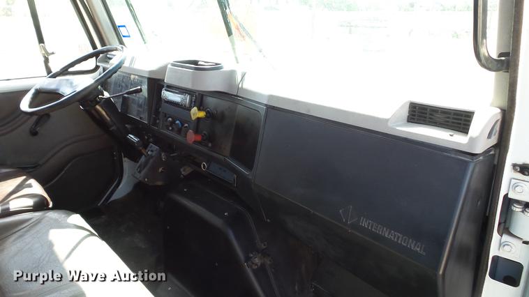 image for item DC5555 2000 International 4900 flatbed truck