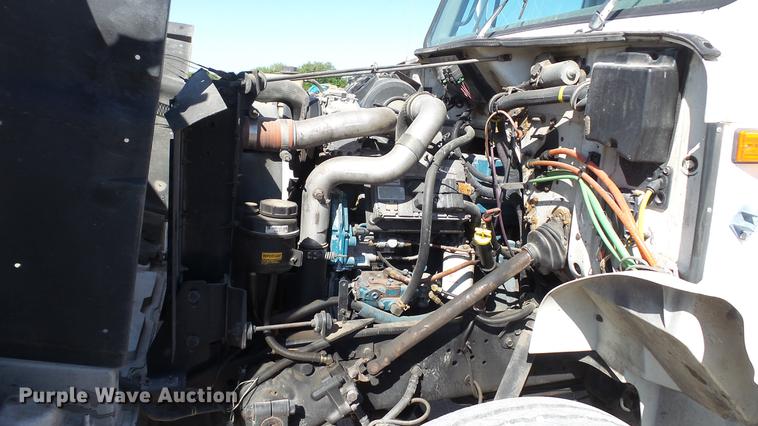 image for item DC5555 2000 International 4900 flatbed truck