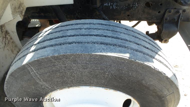 image for item DC5555 2000 International 4900 flatbed truck