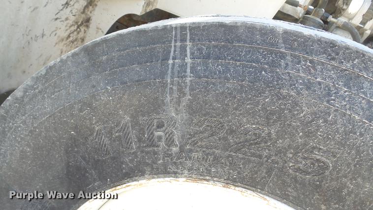 image for item DC5555 2000 International 4900 flatbed truck